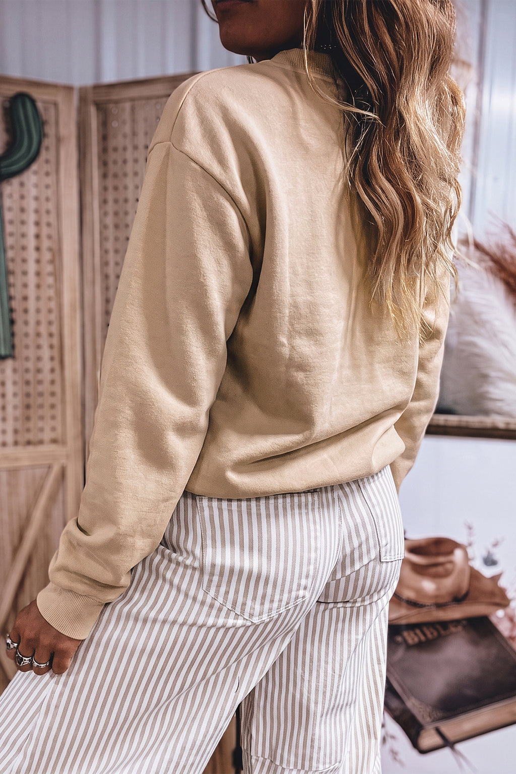 Light French Beige Western Embroidery Round Neck Pullover Long Sleeve Sweatshirt